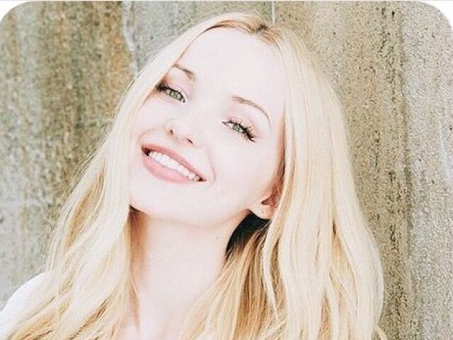 Como a Dove Cameron loira e com olhos azuis