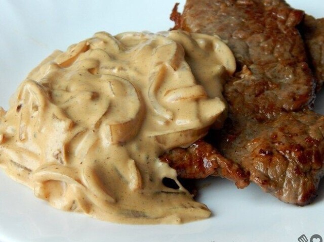 Bife com molho branco de cebola e cogumelos