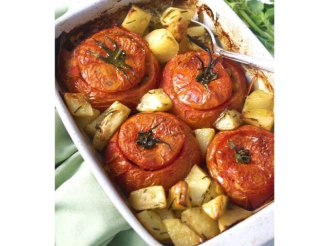 Tomate assado recheado com lentilha e batata assada