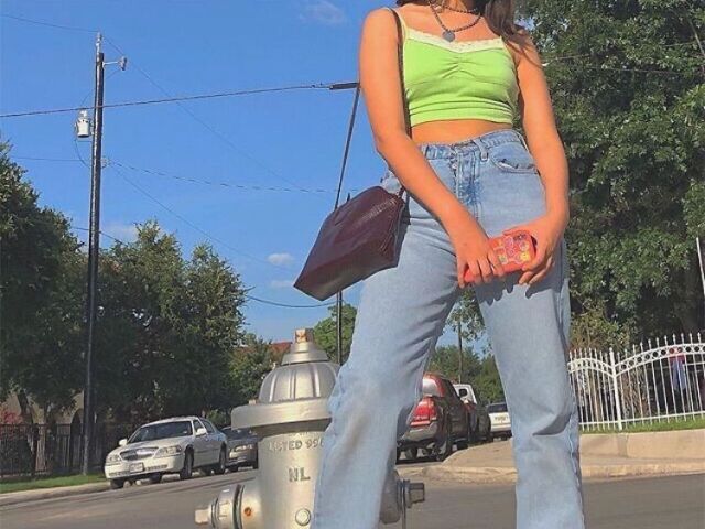 Uma calça jeans clara largona, clopped verde e air force 1'07 le