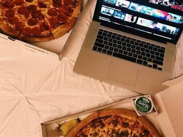 Continuar fugindo da dieta e cair na pizza e uma Netflix. 😇