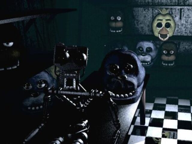 Endoskeleton e cabeça do Bonnie olhando para a câmera