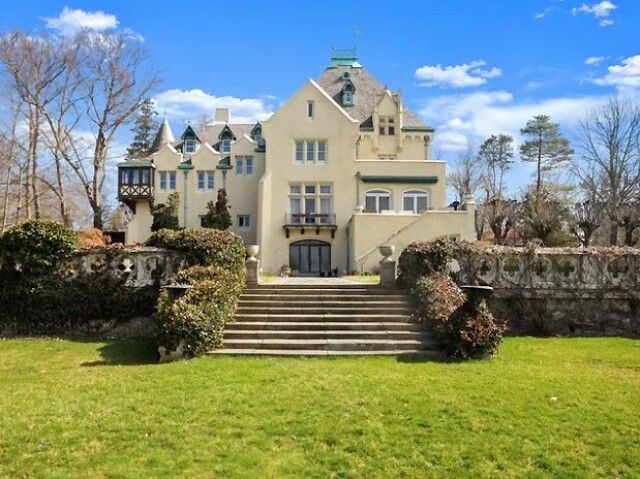 Casa de aluguel para estudantes em Connecticut
(são para vários estudantes, e não apenas um.. é uma República estudantil.. tipo fraternidade que vemos nos filmes americanos!)