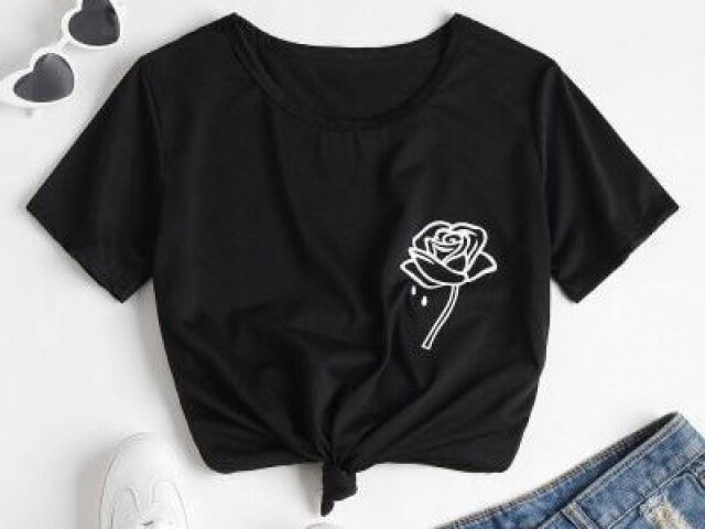Blusinha preta basica com shortinho
Nao conta o tenis
