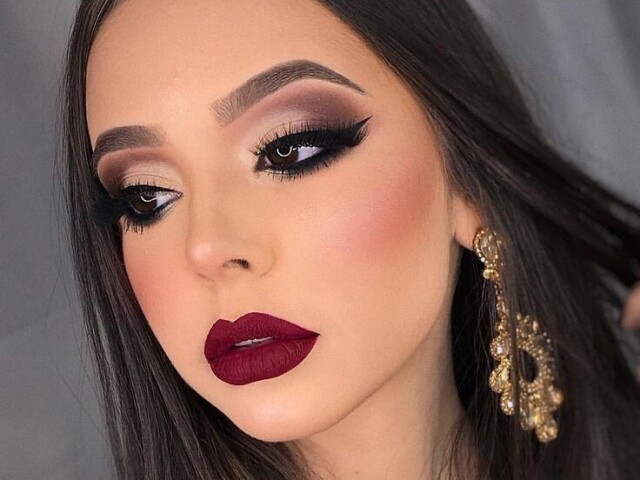 Make marron com batom e
Vermelho escuro