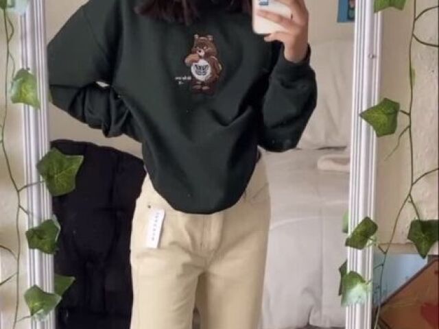 uma calça e um tenis all star