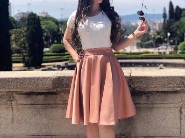 Blusa e saia.