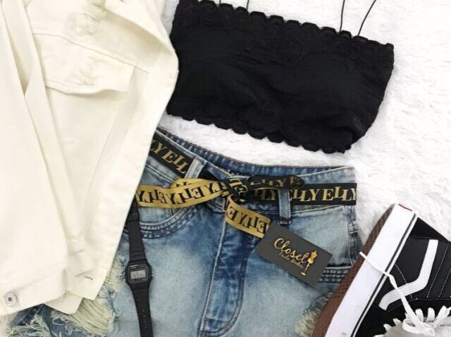 Cropped preto e shorts jeans