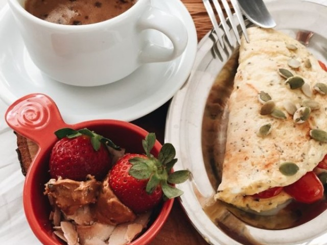 tapioca com fruta e café