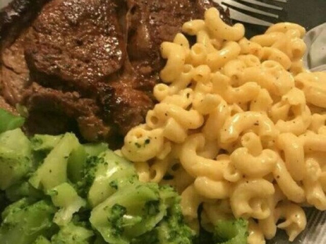 macarrão com queijo, carne e salada