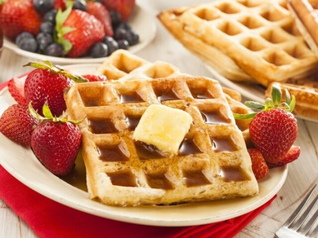 Waffles morango e leite com chocolate!