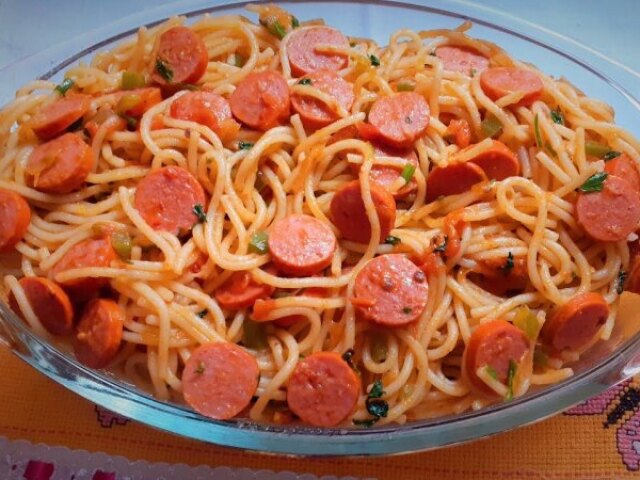 Macarrao Salsicha Com Molho De Tomate