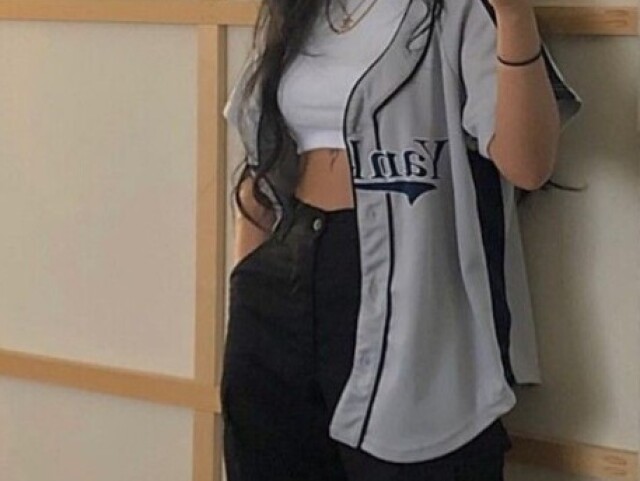 Cropped, blusa aberta por fora e calça