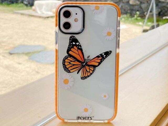 Essa capinha com uma borboleta, que está super na moda e cheia de detalhes com florzinhas!