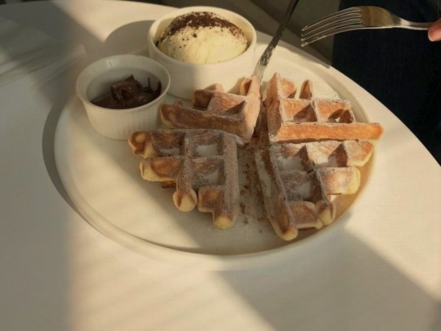 Waffles molhado no chocolate