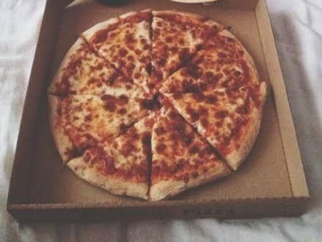 Pedimos pizza ;--;