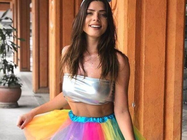 A que compra a fantasia.