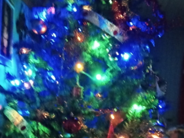 O papai noel deixa o presente e vai embora antes do amanhacer
