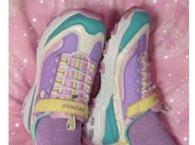 Um tenis pastel