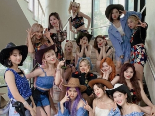 Oh My Girl e Twice.