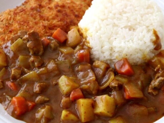 Comida com molho curry