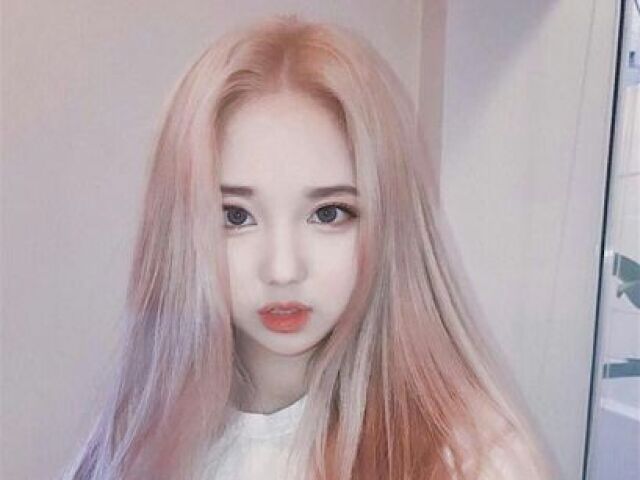 que linda de cabelo Rosa <3