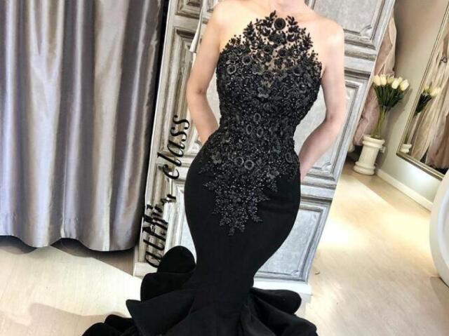 um vestido preto muito lindo e longo