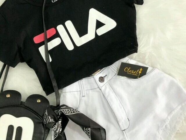 Uma blusa preta da fila, um short jeans branco e um tênis preto⇝