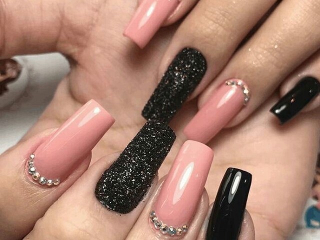 Unhas rosa com preto?