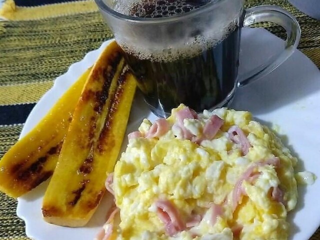 Café
Banana frita 😋🖤
Ovos mexidos com presunto...