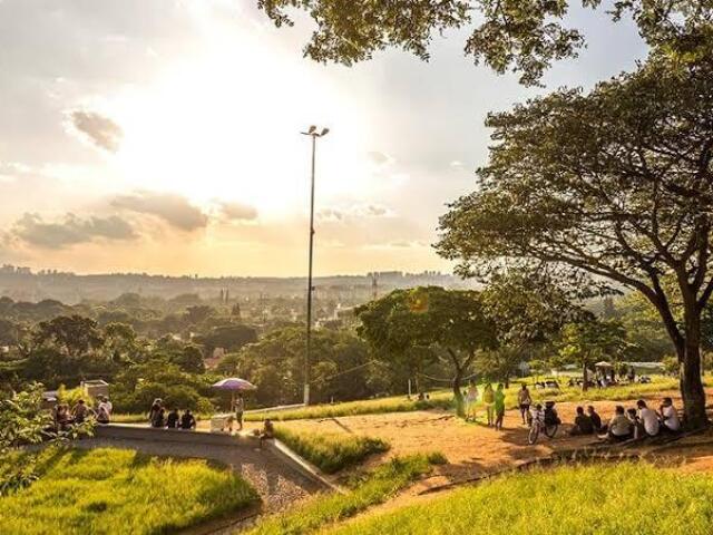 Praça ao por do sol