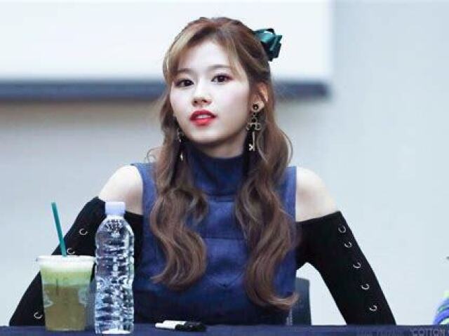 Eu fico chocada, passada e guardada! Eu tento ajudar Sana (Twice) e conto pra diretora Chaeyoung (Twice).