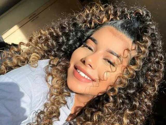 Eu sou assim! 
Morena com cabelo cacheado!