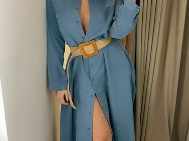 esse vestido azul com um cinto dourado na cintura bem top 💖💖