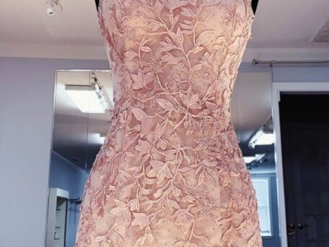 um vestido rosa florido é muito lindo 💖💖