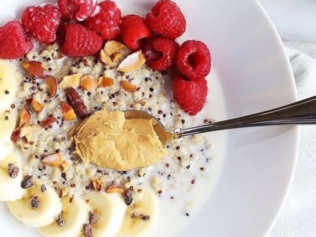 Algumas frutas e cereal bem de rika🙈✋