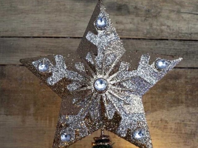 Essa estrela grande cinza e chamativa cheia de glitter