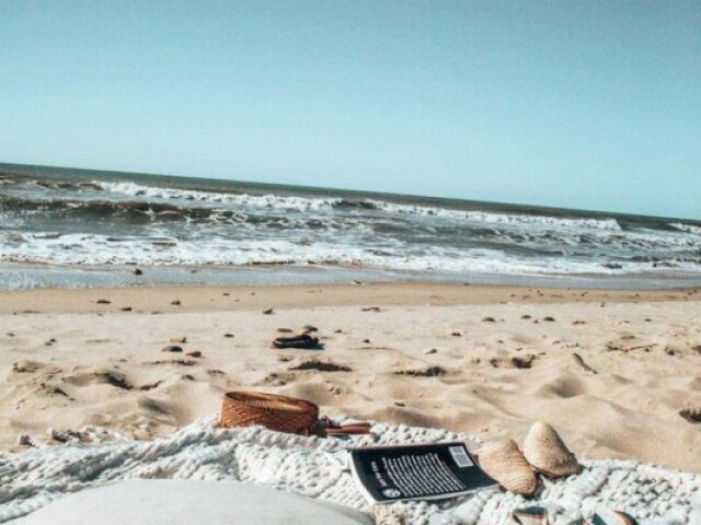 Em um piquenique numa praia deserta.