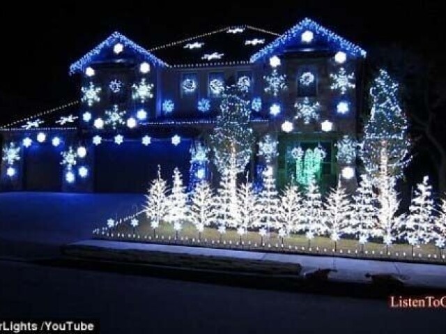 Essa casa apenas com luzes brancas e azuis, para mostrar o quanto você ama neve, bem fofa e linda