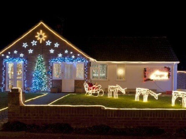 Essa casa com luzes não tão exagerada simples e delicada para o Natal