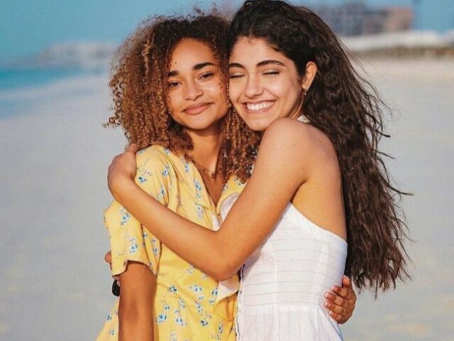 Nour e Mélanie 
Obs: Esqueci o nome do Friendship delas duas