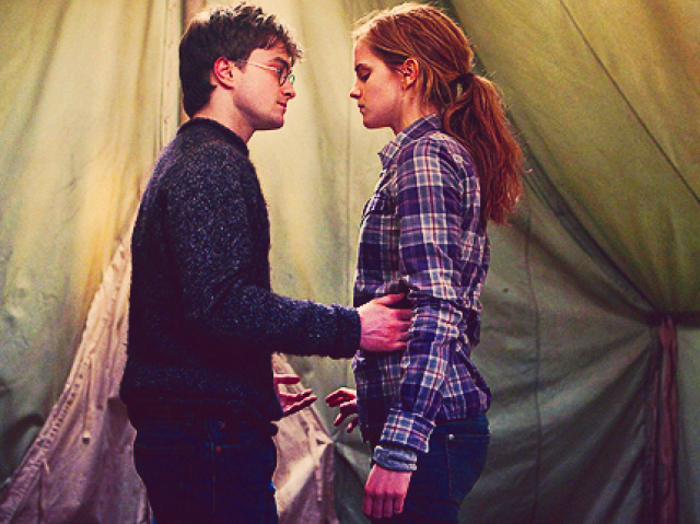 Ele ficou com ciúmes do Harry e da Hermione.