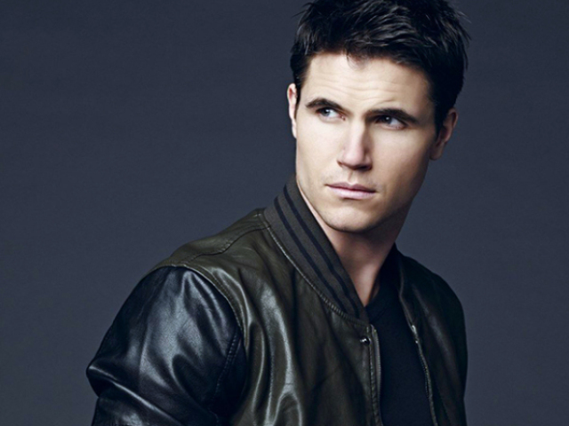 Robbie Amell