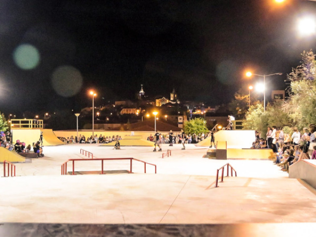 Para um skate parque, onde andaram de skate juntos e ele te Encinou novos truques