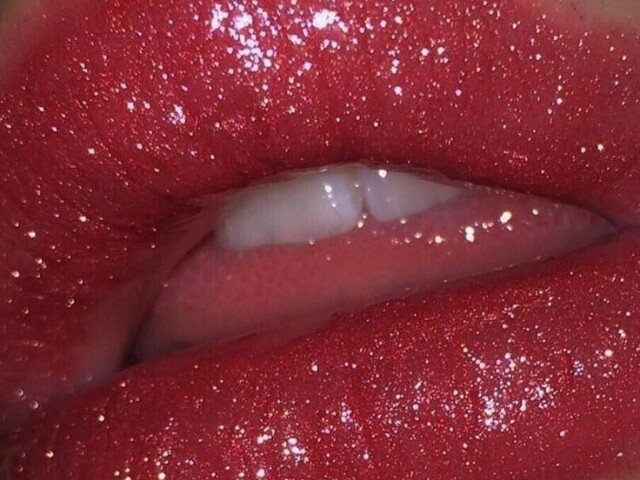 Um Gloss vermelho cheio de glitter;-;