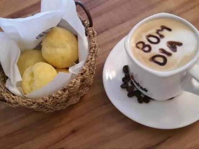 Café e pão de queijo