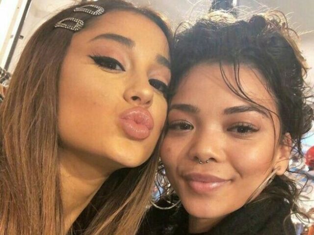 com a Ariana Grande