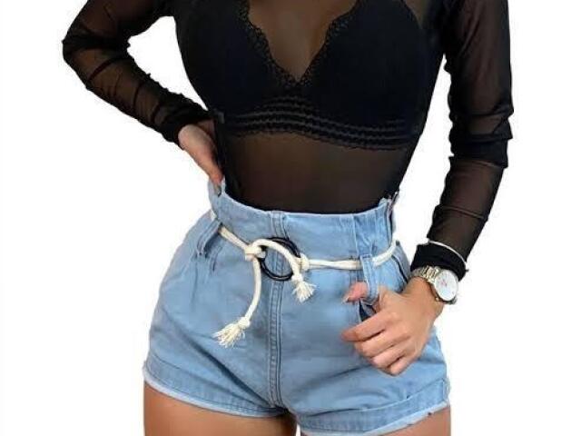 Shorts e blusa transparente