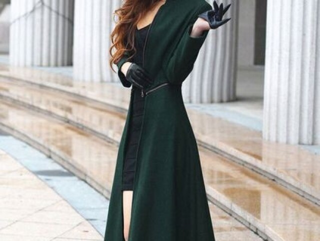 Vestido curto, capa longa.