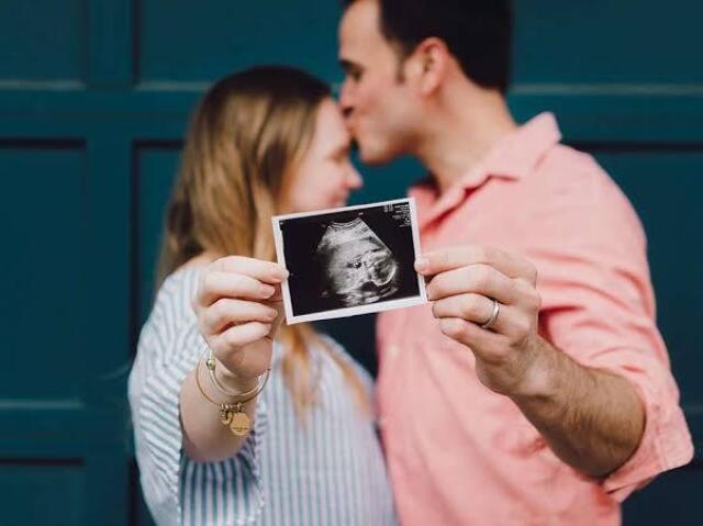 Essa muito linda mostrando uma foto do bebê!